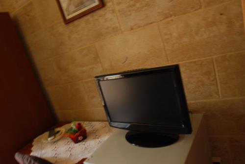 un monitor montato sopra un tavolo di Agriturismo Masseria Le Calie ad Acquarica del Capo