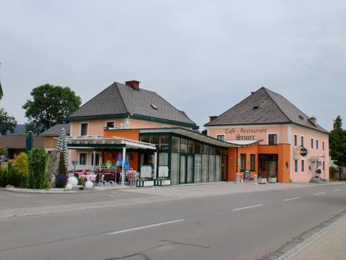 an empty street in a town with two buildings at Restaurant Gästehaus Seiger in Sankt Lorenzen bei Knittelfeld