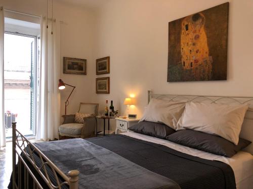 um quarto com uma cama e um quadro na parede em Petite Maison TA em Taranto