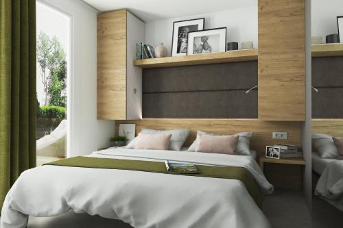 ein Schlafzimmer mit einem großen Bett und einem Fenster in der Unterkunft Casapini Premium Mobile Home in Poreč