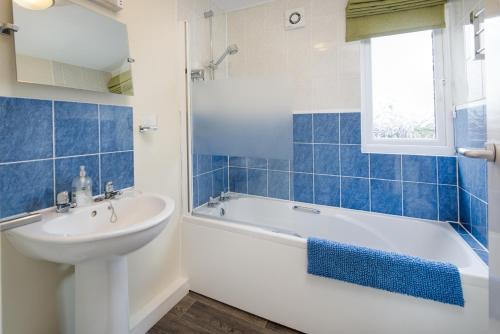 y baño con bañera blanca, lavamanos y bañera. en Brown Rigg Lodges en Bellingham