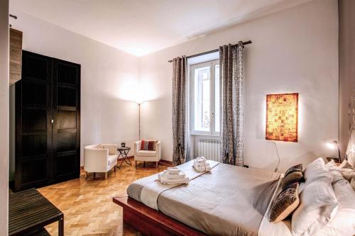 ein Schlafzimmer mit einem großen Bett in einem Zimmer in der Unterkunft Domus Lunae in Rom