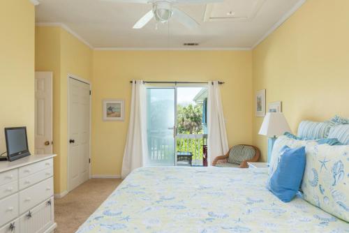 una camera con letto e porta scorrevole in vetro di Somewhere in Time Too a Tybee Island