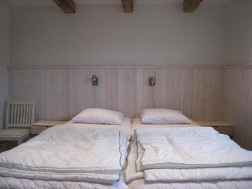two beds sitting next to each other in a bedroom at stixered fegen in Fegen