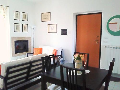 ein Wohnzimmer mit einem Tisch und einem Sofa in der Unterkunft Casa Tonino in Pisticci
