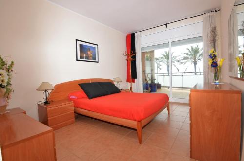Postel nebo postele na pokoji v ubytování Myhost Calafell Pla