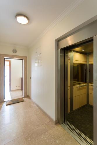 an empty hallway with a door to a kitchen at Apartamento Praia São Martinho do Porto in São Martinho do Porto