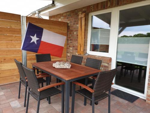 a flag on a patio with a table and chairs at Ferienhausgebiet Oberlangen in Oberlangen