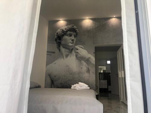 Eine Statue eines Mannes, der sich die Zähne vor einem Spiegel putzt. in der Unterkunft Amantea Monument in Terrasini