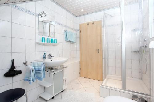 y baño con ducha y lavamanos. en Haus Sonnenhügel en Winterberg