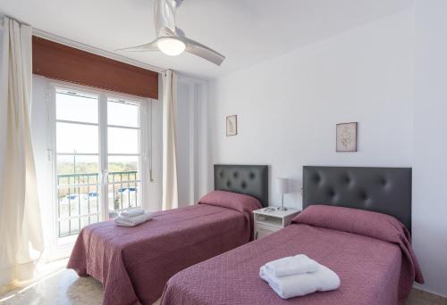 Posteľ alebo postele v izbe v ubytovaní Sandy Playa Golf Málaga con Parking
