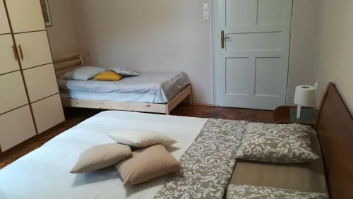 Cama ou camas em um quarto em Apartment Tina (near the sea, Opatija center, free private parking)