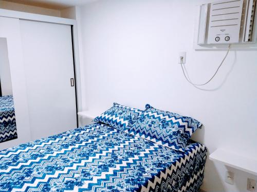 馬塞約的住宿－Confortável apartamento com piscina 300mt da praia，一张蓝色和白色的床铺
