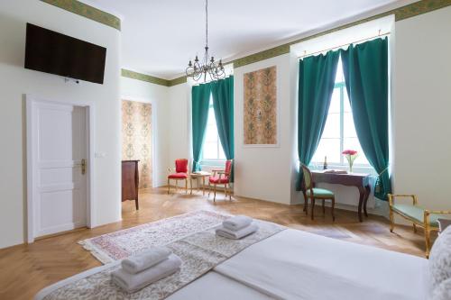 En eller flere senger på et rom på Barbo Palace Apartments and Rooms