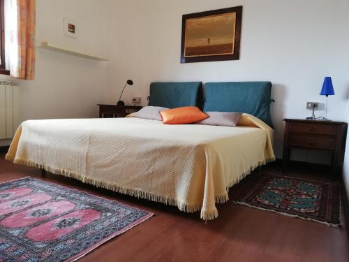 a bedroom with a bed and a rug at Casa Cicala in Trarego