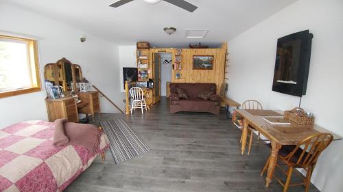 ein Wohnzimmer mit einem Tisch und einem Esszimmer in der Unterkunft Hebergement Cerfs-Tifie fermette in Saint-Félix-d'Otis