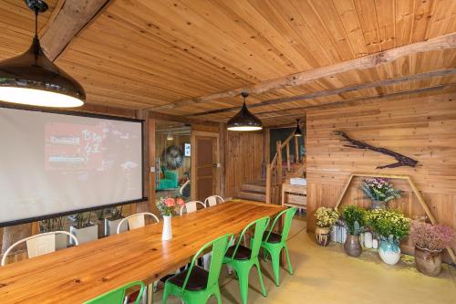 una sala conferenze con un grande tavolo in legno e sedie di Rice View Villa a Longsheng