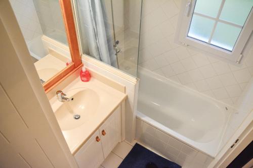 Et badeværelse på Cottage 40 **** Beach Golf Surf à pieds