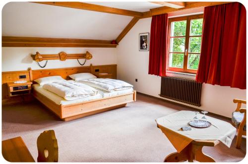 Кровать или кровати в номере Hotel zum Ochsen