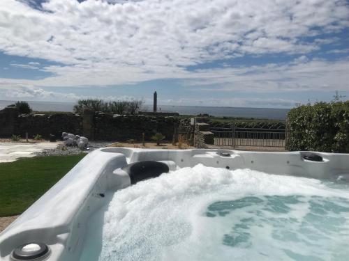 a bath tub with water in it in a yard at Le Clos de la Pointe Saint-Mathieu in Plougonvelin
