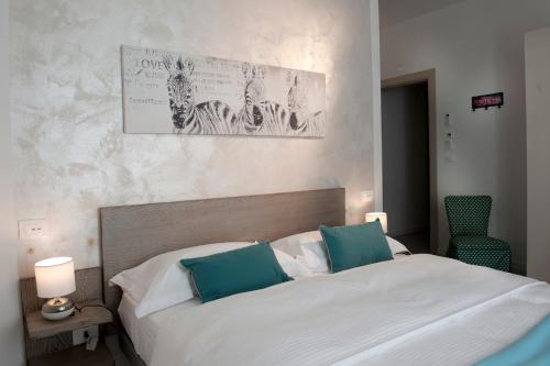 Кровать или кровати в номере Le Suites - di fronte Ospedale Sacro Cuore
