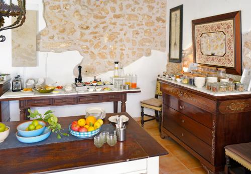 een keuken met een tafel met fruitschalen erop bij Agroturismo Fincahotel Son Pou in Felanitx