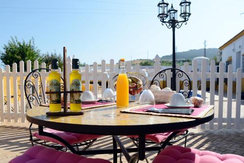 Hotel Andalou في Montellano: طاولة مع زجاجات من النبيذ فوقها
