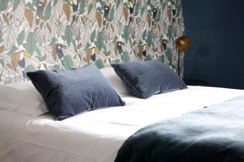 Een bed of bedden in een kamer bij La bohème - Chambres d’hôtes