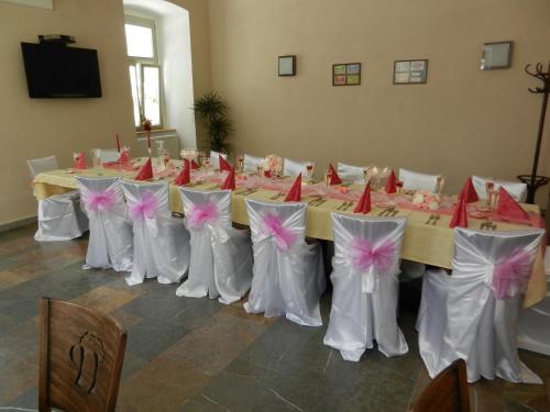 ein langer Tisch mit roten und weißen Schüsseln darauf in der Unterkunft Hotel Beránek in Blatná