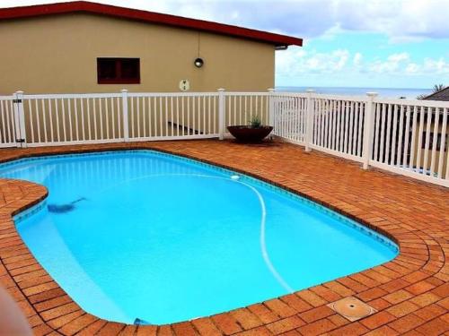 The swimming pool at or close to Seaview on Shelly