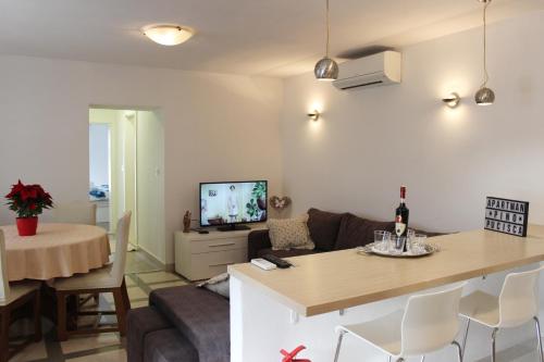 - un salon avec un canapé et une table dans l'établissement Apartment Pino, à Pučišća