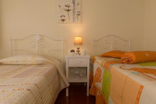 dos camas sentadas una al lado de la otra en un dormitorio en Casa do Galante, en Porto Judeu
