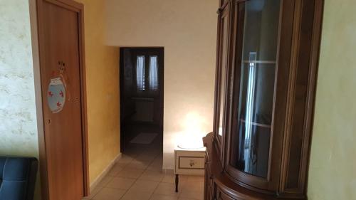 a hallway with a door leading to a room at La casetta dei Desideri in Poggio Bustone