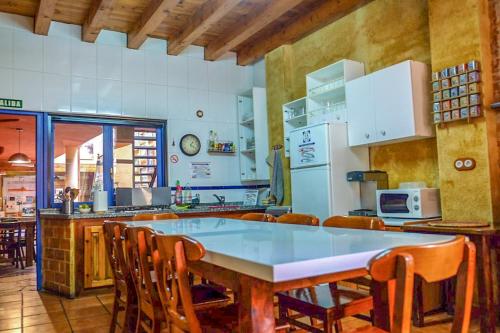 Kuchyň nebo kuchyňský kout v ubytování DORMERO Albergue San Miguel Hospital de Órbigo