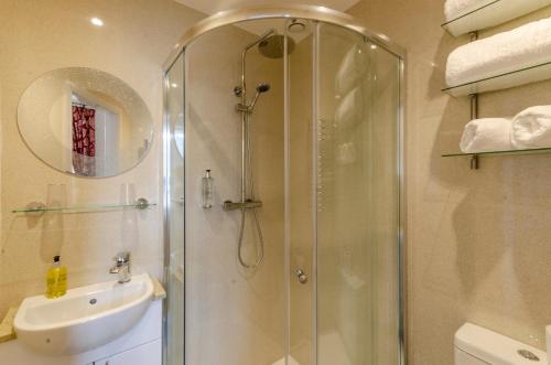 W łazience znajduje się prysznic i umywalka. w obiekcie Pinfold House w mieście Richmond