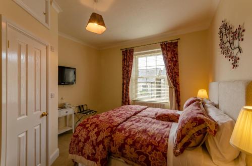 a bedroom with a bed and a window at Pinfold House in Richmond