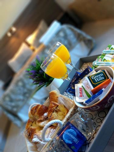a tray with food and a glass of orange juice at Cabañas y Habitaciones Terra Nostra Complejo in General Alvear