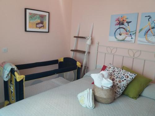 コルドバにあるCórdoba de Mil Coloresのベッドルーム1室(ベッド1台付)、壁に自転車を設置しています。