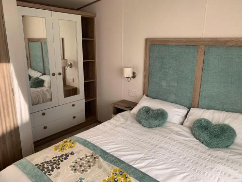 מיטה או מיטות בחדר ב-Relaxing Holiday Home with HOT TUB at Tattershall Lakes