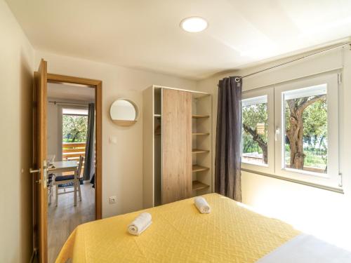 圣菲利普雅科夫Mobile House Fantina的一间卧室设有黄色的床和窗户。