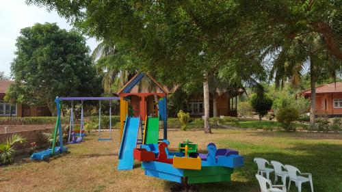 um parque infantil num quintal com um conjunto de jogos em Charlestina Beach Resort em Ampeni