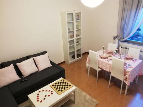 - un salon avec un canapé et une table dans l'établissement Pisa apartment, à Pise