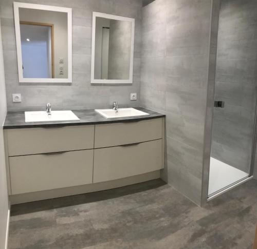 a bathroom with two sinks and a shower at Ma Ré Haute in La Flotte