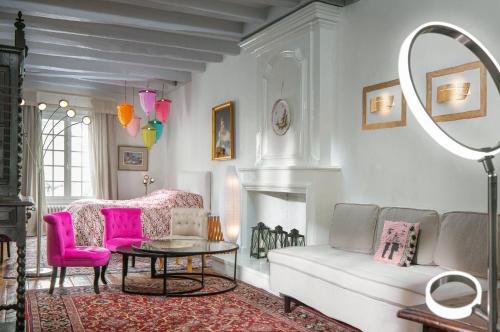 uma sala de estar com um sofá e uma mesa em La Maison Charmante em Châtellerault