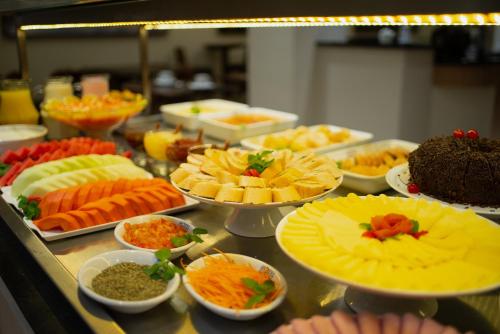 a buffet filled with lots of different types of food at Hotel Centro Europeu in Curitiba