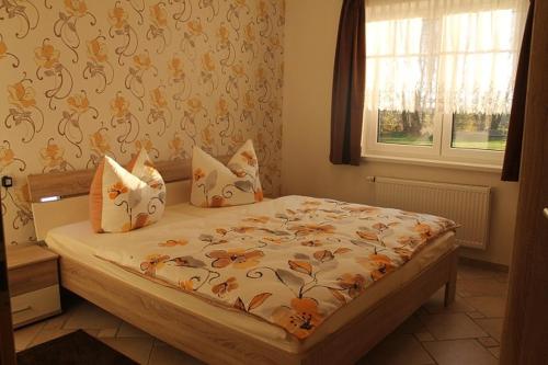sypialnia z łóżkiem w pokoju z oknem w obiekcie Ferienhaus bei Familie Gau in Schaprode (Ortsteil Poggenhof) w mieście Schaprode