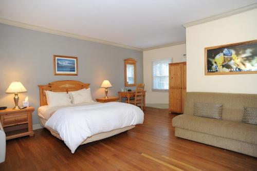 A bed or beds in a room at Southampton Long Island Hotel