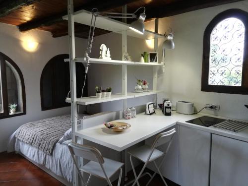 a kitchen with a desk and a bed in a room at Minivilla a Viterbo a 5 minuti dal centro in Viterbo