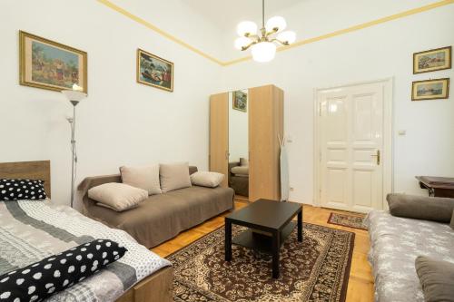 sala de estar con sofá y mesa en Rákóczi Apartman en Budapest