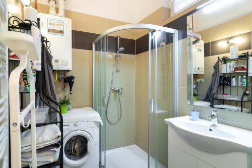 ブダペストにあるRákóczi Apartmanのバスルーム(シャワー、洗濯機付)